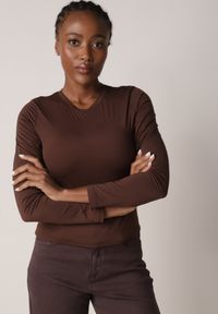 Born2be - Brązowa Gładka Bluzka z Długim Rękawem z Bawełną Moaneta. Okazja: na co dzień. Kolor: brązowy. Materiał: bawełna. Długość rękawa: długi rękaw. Długość: długie. Wzór: gładki. Styl: casual, elegancki, klasyczny #7