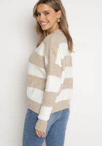 Born2be - Beżowy Sweter w Pasy z Wełną Zakończony Ściągaczem Tiaelle. Okazja: na co dzień, na spotkanie biznesowe. Kolor: beżowy. Materiał: wełna. Styl: biznesowy, klasyczny, casual #7
