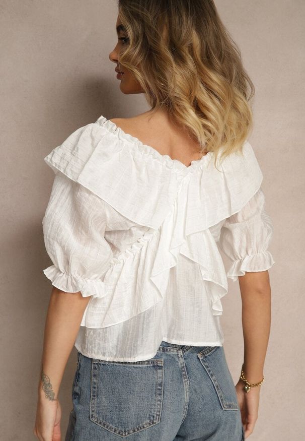 Renee - Biała Bluzka z Falbankami i Bufiastymi Rękawami Aliviera. Okazja: na co dzień. Typ kołnierza: kołnierz z falbankami. Kolor: biały. Materiał: jeans. Styl: elegancki, casual