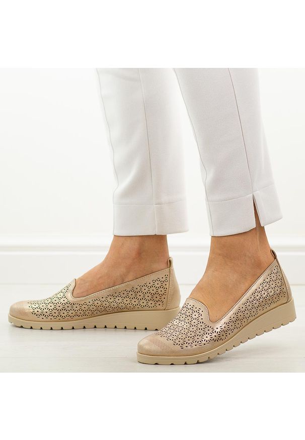 Złote ażurowe półbuty damskie M.Daszyński 1628-20. Okazja: na co dzień. Nosek buta: okrągły. Kolor: złoty. Materiał: skóra. Szerokość cholewki: normalna. Wzór: ażurowy. Sezon: wiosna, lato. Styl: casual, elegancki, klasyczny