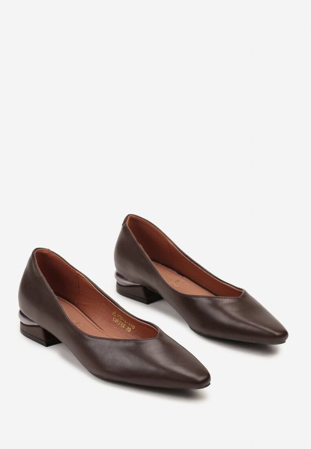 Born2be - Brązowe Czółenka Vices na Ozdobnym Słupku ze Skórzaną Wkładką Asivine. Okazja: na co dzień. Kolor: brązowy. Materiał: skóra. Wzór: kropki, aplikacja. Obcas: na słupku. Styl: elegancki, klasyczny, casual