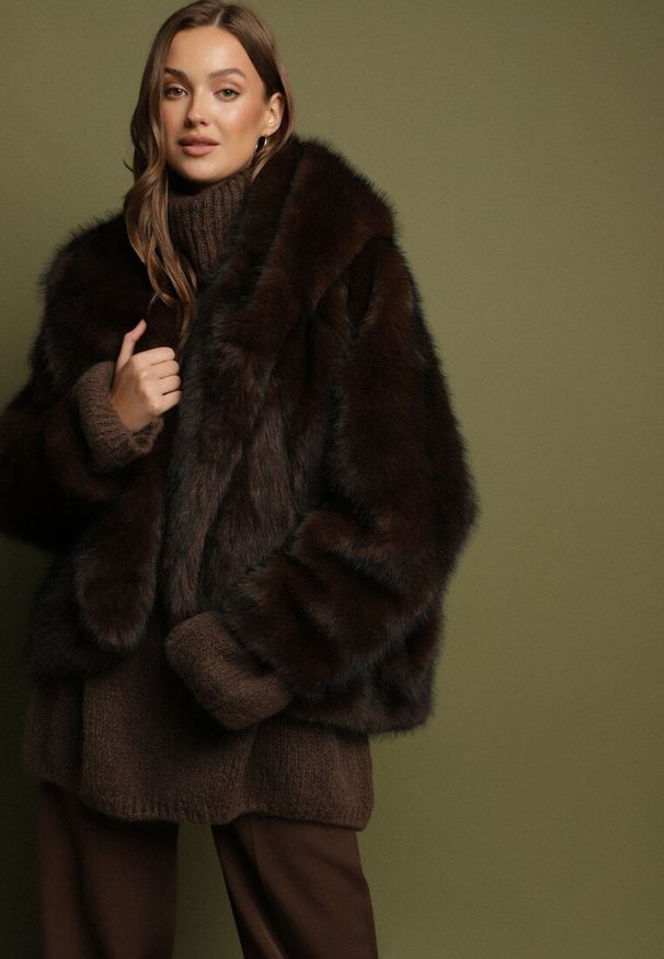 Born2be - Brązowa Kurtka Futerko o Kroju Oversize z Kapturem Nalienta. Okazja: na co dzień. Typ kołnierza: kaptur. Kolor: brązowy. Materiał: futro. Styl: casual, elegancki