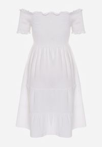 Renee - Biała Letnia Sukienka z Bawełny o Fasonie Hiszpanki z Rozkloszowanymi Falbanami Lorania. Okazja: na co dzień. Typ kołnierza: dekolt hiszpanka. Kolor: biały. Materiał: bawełna. Wzór: aplikacja. Sezon: lato. Styl: elegancki, casual #8