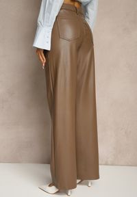 Renee - Jasnobrązowe Szerokie Spodnie High Waist z Imitacji Skóry Curbelo. Stan: podwyższony. Kolor: brązowy. Materiał: skóra #5
