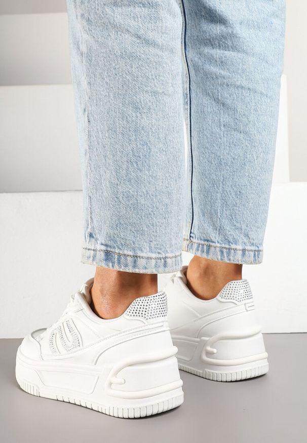 Born2be - Białe Sneakersy na Grubej Podeszwie z Geometrycznym Wzorem Korsemi. Okazja: na co dzień. Kolor: biały. Materiał: skóra, jeans. Wzór: geometria