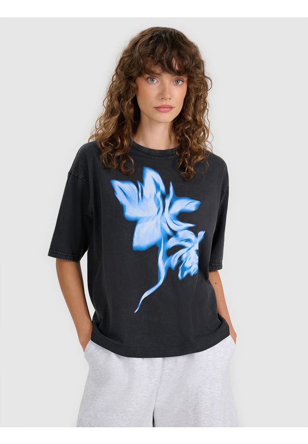 4f - 4F T-shirt oversize z nadrukiem damski - czarny M. Okazja: na co dzień. Kolor: czarny. Materiał: materiał, bawełna, jersey, dzianina, tkanina. Długość rękawa: krótki rękaw. Długość: krótkie. Wzór: nadruk. Styl: sportowy, klasyczny, vintage, casual