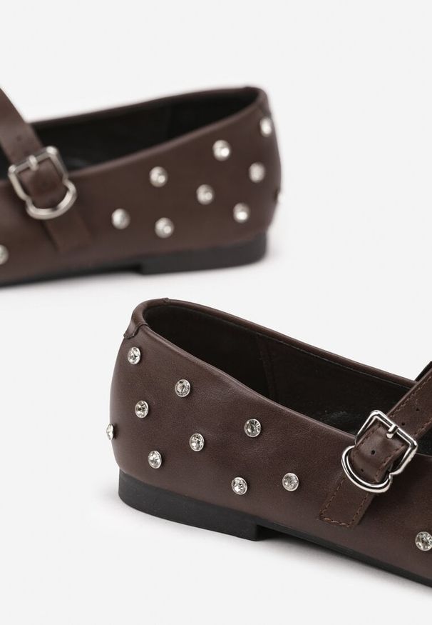 Renee - Brązowe Balerinki Vices w Stylu Mary Jane z Ćwiekami i Skórzaną Wkładką Riladora. Okazja: na randkę. Zapięcie: pasek. Kolor: brązowy. Materiał: skóra. Wzór: aplikacja. Styl: elegancki