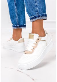 Casu - Białe sneakersy na platformie buty sportowe sznurowane casu 7-k2221d. Kolor: wielokolorowy, beżowy, biały. Obcas: na platformie