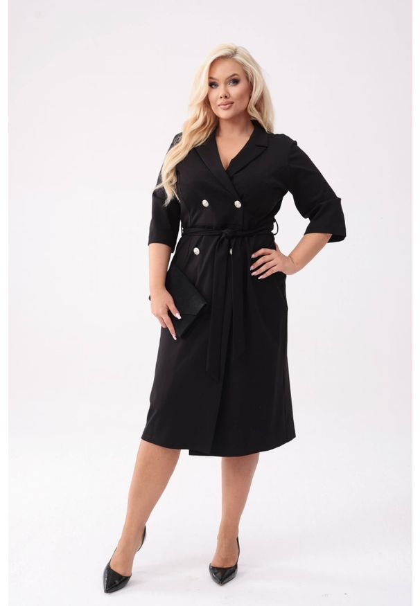 Moda Size Plus Iwanek - Elegancka czarna żakietowa sukienka Mariposa z ołówkowym dołem PLUS SIZE XXL OVERSIZE. Okazja: na randkę, na wesele, na spotkanie biznesowe, na ślub cywilny. Kolekcja: plus size. Kolor: czarny. Materiał: poliamid, nylon, materiał, wiskoza, tkanina, elastan. Typ sukienki: dla puszystych, oversize, ołówkowe. Styl: elegancki