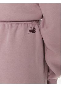 New Balance Spodnie dresowe Graphic WP43500 Fioletowy Relaxed Fit. Kolor: fioletowy. Materiał: bawełna