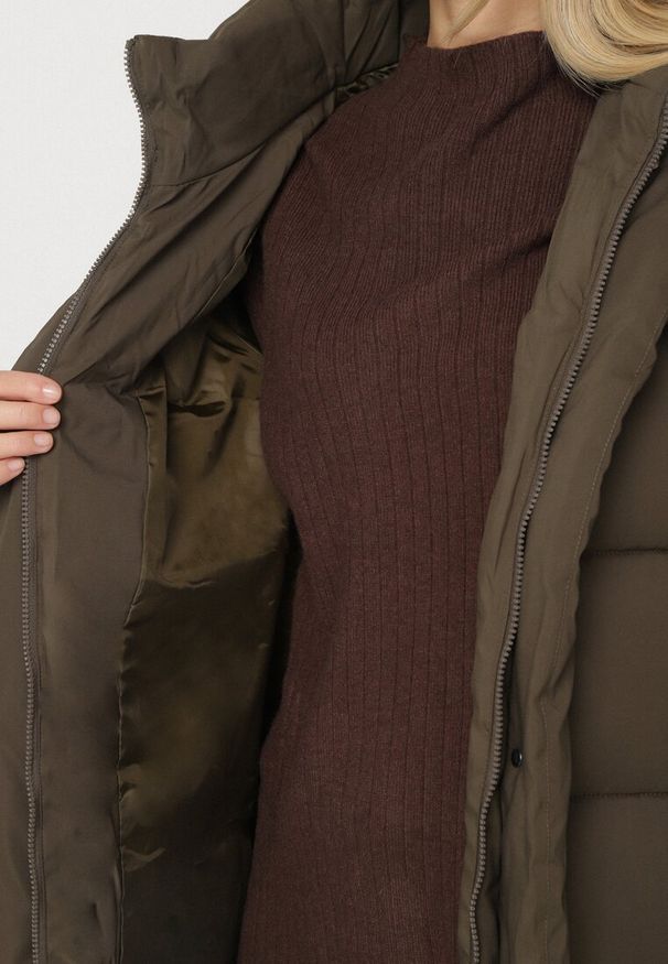 Born2be - Ciemnozielona Długa Pikowana Kurtka z Kapturem Acaltte. Typ kołnierza: kaptur. Kolekcja: plus size. Kolor: zielony. Materiał: jeans. Długość: długie. Sezon: zima. Styl: klasyczny