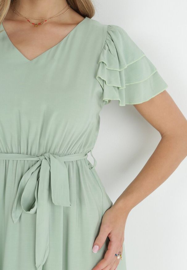 Born2be - Jasnozielona Sukienka Midi z Wiskozy z Gumką w Pasie i Materiałowym Paskiem Aricia. Okazja: na randkę, na uczelnię. Kolor: zielony. Materiał: materiał, wiskoza. Długość: midi