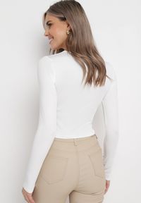 Born2be - Biała Bluzka z Kopertowym Dołem i Marszczeniami Carette. Kolor: biały. Materiał: jeans. Długość rękawa: długi rękaw. Długość: długie. Styl: elegancki