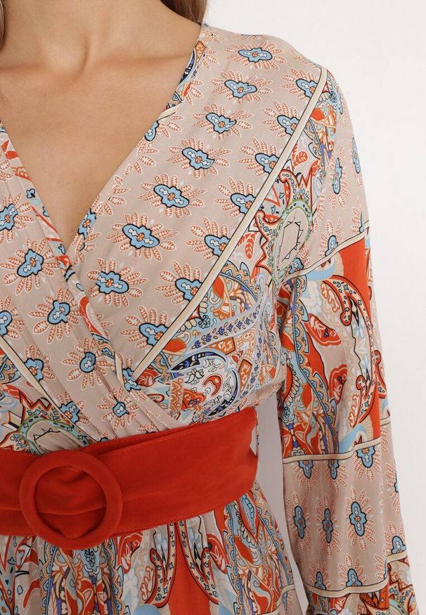 Born2be - Jasnobeżowa Sukienka Rozkloszowana z Paskiem Nazene. Kolor: beżowy. Materiał: materiał, tkanina. Wzór: kwiaty. Typ sukienki: rozkloszowane, kopertowe. Styl: boho, retro. Długość: maxi