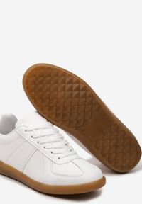 Born2be - Białe Sneakersy w Stylu Klasycznych Tenisówek Filtris. Nosek buta: okrągły. Zapięcie: sznurówki. Kolor: biały. Materiał: materiał, jeans. Sezon: wiosna, lato. Obcas: na obcasie. Wysokość obcasa: niski #6