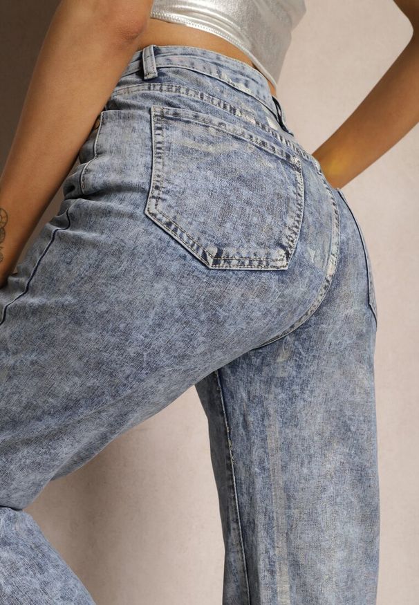 Renee - Niebieskie Jeansy Mom Fit z Błyszczącą Fakturą Vonea. Stan: podwyższony. Kolor: niebieski. Wzór: aplikacja. Styl: klasyczny, retro