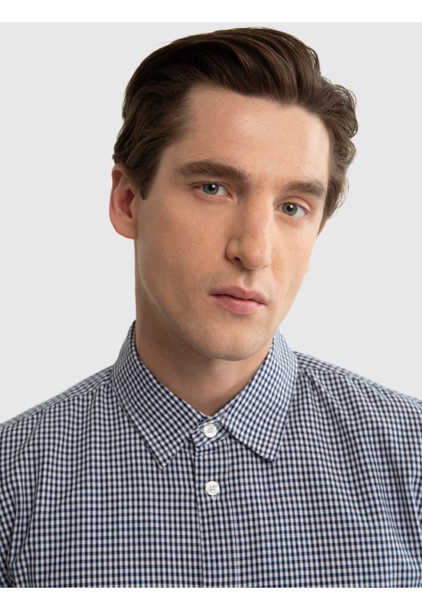 Big-Star - Koszula męska w drobną kratę granatowa Mersinino 403. Typ kołnierza: kołnierzyk klasyczny. Kolor: niebieski. Materiał: bawełna, jeans. Wzór: gładki. Styl: sportowy, klasyczny
