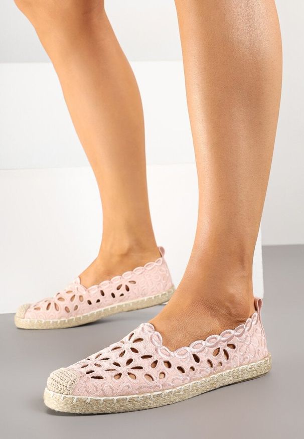 Renee - Różowe Espadryle Vices Ozdobione Ażurowym Wzorem i Ozdobną Plecionką Arivosa. Okazja: na co dzień. Kolor: różowy. Wzór: aplikacja, ażurowy. Obcas: na płaskiej podeszwie. Styl: casual