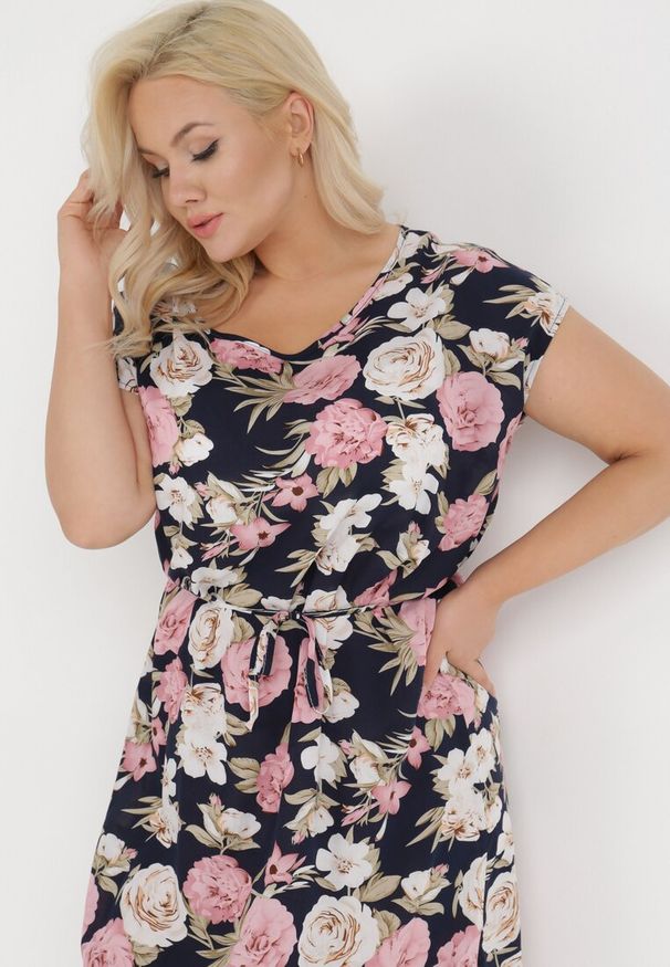 Born2be - Granatowo-Różowa Sukienka Endiore. Okazja: na wesele, na ślub cywilny, na randkę. Kolekcja: plus size. Kolor: niebieski. Wzór: kwiaty, aplikacja, nadruk. Typ sukienki: dla puszystych. Materiał: tkanina. Długość rękawa: krótki rękaw. Sezon: lato. Długość: midi