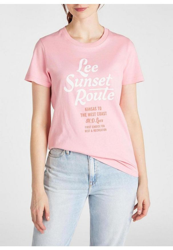 Lee - LEE GRAPHIC TEE DAMSKI T-SHIRT KOSZULKA NADRUK REGULAT FIT LA PINK L41AEPNL 112108857. Wzór: nadruk
