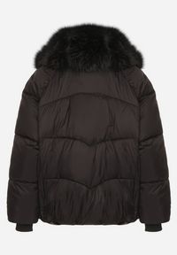 Born2be - Czarna Pikowana Kurtka Oversize z Futrzanymi Zdobieniami Saranessa. Okazja: na co dzień. Kolor: czarny. Materiał: futro. Wzór: aplikacja. Styl: casual #7