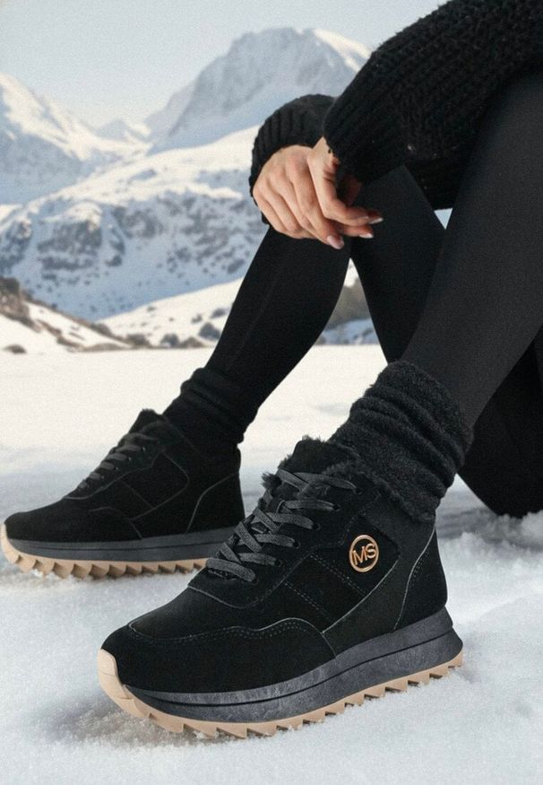 Born2be - Czarne Sneakersy na Platformie z Futerkiem Egiapia. Okazja: na co dzień. Nosek buta: okrągły. Kolor: czarny. Materiał: futro. Obcas: na platformie