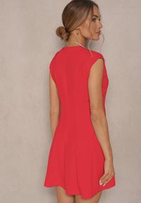 Renee - Czerwona Taliowana Sukienka z Rozkloszowanym Dołem Elliara. Okazja: na co dzień. Kolor: czerwony. Styl: klasyczny, elegancki, casual #3