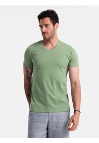 Ombre Clothing - Bawełniana klasyczna męska koszulka z dekoltem w serek BASIC – zielona V11. Typ kołnierza: dekolt w serek. Kolor: zielony. Materiał: bawełna. Wzór: ze splotem, jednolity. Styl: klasyczny #2