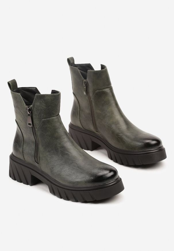 Born2be - Zielone Botki do Kostki na Tłoczonej Podeszwie Zdobione Suwakiem Vodvire. Okazja: na co dzień. Kolor: zielony. Materiał: jeans. Wzór: aplikacja. Styl: klasyczny, casual, elegancki