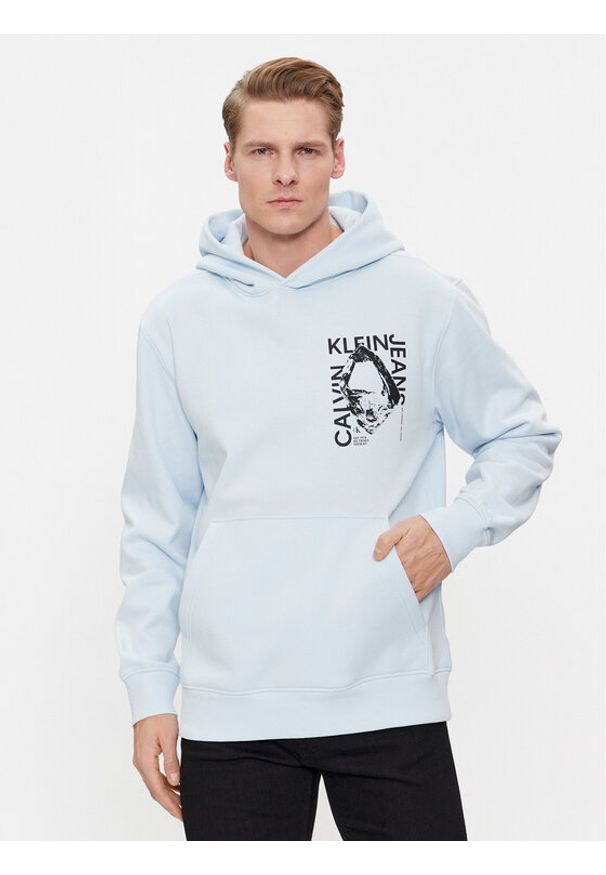 Calvin Klein Jeans Bluza Modern Metals Graphic J30J324626 Błękitny Regular Fit. Kolor: niebieski. Materiał: syntetyk, bawełna