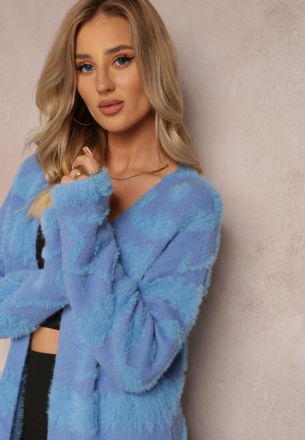 Renee - Niebieski Długi Kardigan Puszysty Aborra. Kolekcja: plus size. Kolor: niebieski. Materiał: dzianina, tkanina. Długość: długie. Wzór: aplikacja