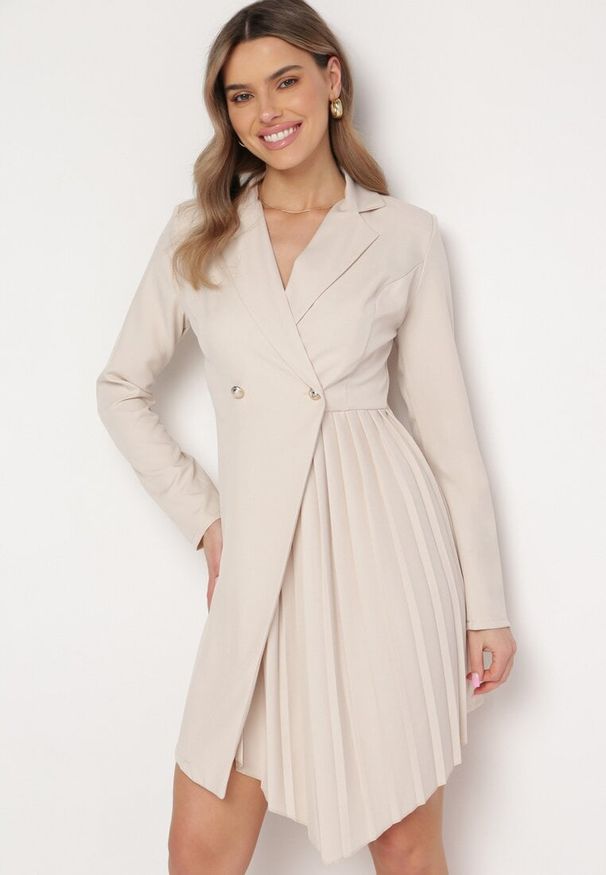 Born2be - Beżowa Rozkloszowana Sukienka Mini z Kopertową Górą i Plisami na Dole Lontasa. Kolor: beżowy. Typ sukienki: kopertowe. Styl: elegancki. Długość: mini