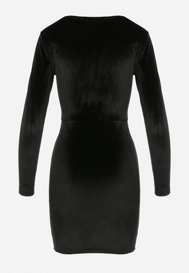 Born2be - Czarna Kopertowa Sukienka Mini z Weluru z Marszczeniami i Trójkątnym Dekoltem Trillia. Typ kołnierza: dekolt kopertowy. Kolor: czarny. Materiał: welur. Typ sukienki: kopertowe. Długość: mini