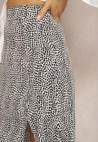 Renee - Biało-Czarna Rozkloszowana Spódnica w Print z Ozdobnym Rozcięciem z Boku Leafa. Kolor: biały. Wzór: nadruk