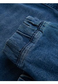 Ombre Clothing - Męskie spodnie JOGGERY jeansowe z efektem sprania - niebieskie V2 - Rozmiar: XL. Okazja: na co dzień. Kolor: niebieski. Materiał: jeans. Wzór: aplikacja. Styl: casual, elegancki