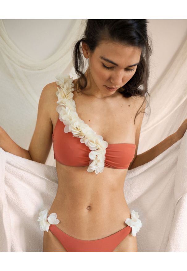 LA REVECHE - Top od bikini Shanya. Kolor: pomarańczowy. Materiał: szyfon, tkanina. Wzór: aplikacja, kwiaty