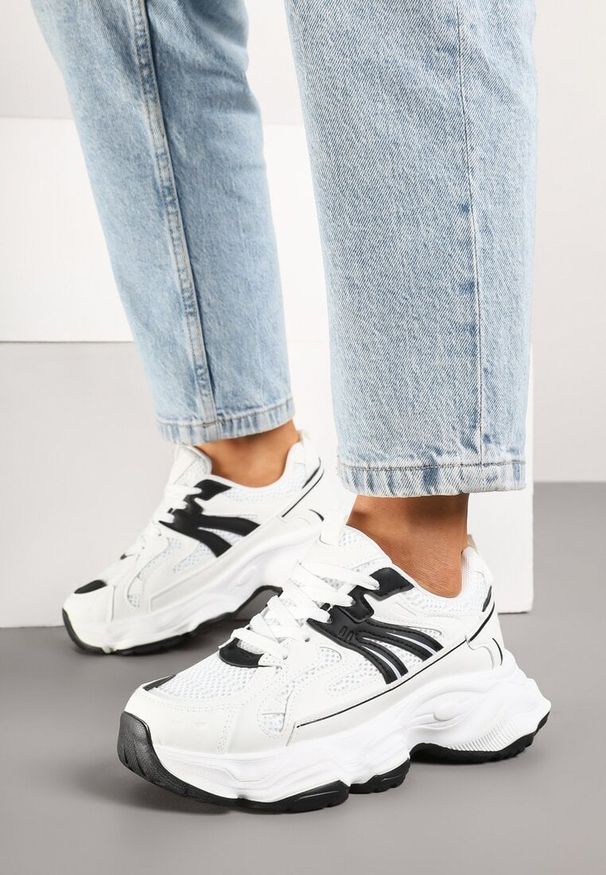 Renee - Białe Sneakersy na Platformie z Tłoczeniem i Metaliczną Ozdobą Alarella. Okazja: na co dzień. Kolor: biały. Materiał: jeans. Wzór: aplikacja. Obcas: na platformie