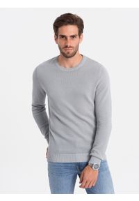 Ombre Clothing - Sweter męski z teksturą i półokrągłym dekoltem - jasnoszary V5 OM-SWSW-0104 - XXL. Kolor: szary. Materiał: bawełna, akryl. Długość rękawa: długi rękaw. Długość: długie. Wzór: aplikacja #6