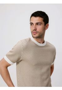 Reserved - Strukturalny sweter z krótkim rękawem - beżowy. Kolor: beżowy. Materiał: dzianina, bawełna. Długość rękawa: krótki rękaw. Długość: krótkie #1