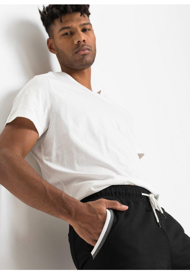 bonprix - Spodnie sportowe z kontrastowymi detalami, z czystej bawełny. Kolor: czarny. Materiał: bawełna. Styl: sportowy