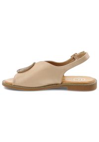 Sandały damskie Filippo, cholewka ze skóry ekologicznej na płaskiej podeszwie z elegancką broszką, beżowe, DS6229/26. Kolor: beżowy. Materiał: skóra ekologiczna. Obcas: na płaskiej podeszwie. Styl: elegancki #7