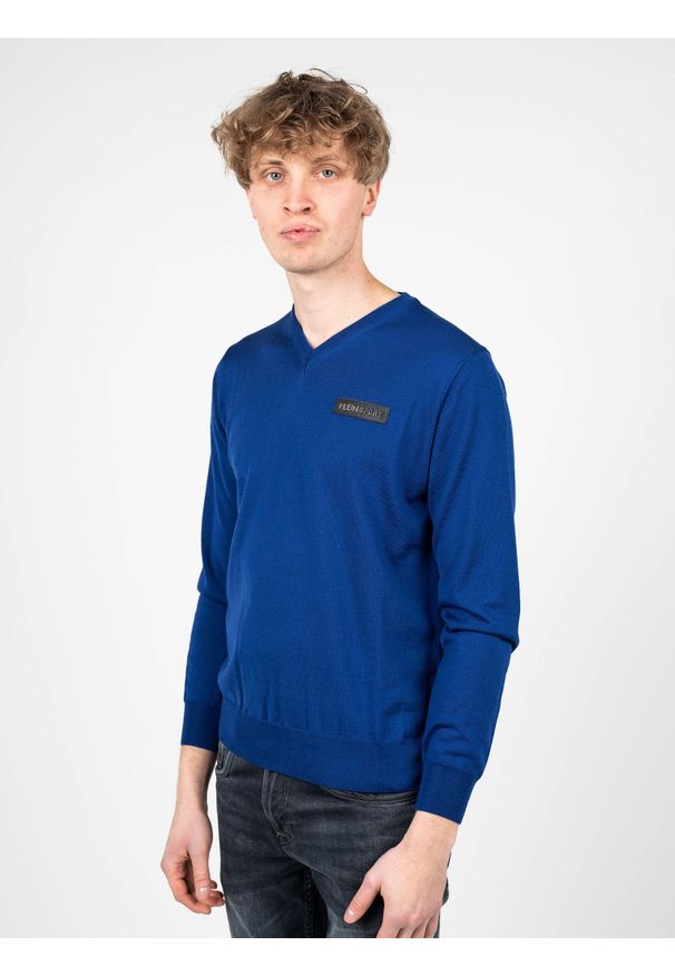 Plein Sport Sweter "Merino" | MPPS90181 | Mężczyzna | Niebieski. Okazja: na co dzień. Typ kołnierza: dekolt w serek. Kolor: niebieski. Materiał: wełna. Wzór: aplikacja. Styl: sportowy