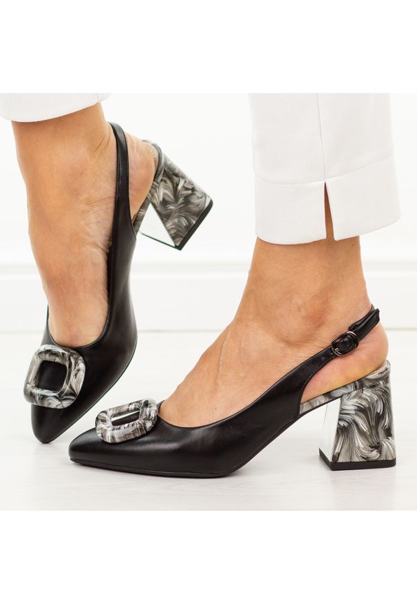 Czarne czółenka damskie na słupku Vinceza 62289. Okazja: na wesele, na ślub cywilny. Kolor: czarny. Szerokość cholewki: normalna. Wzór: kolorowy, aplikacja. Materiał: skóra. Sezon: wiosna, lato. Obcas: na słupku. Styl: wizytowy, elegancki. Wysokość obcasa: średni