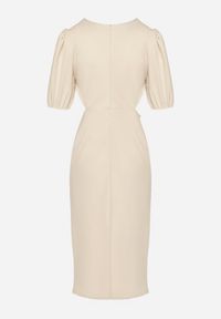 Born2be - Beżowa Sukienka o Dopasowanym Kroju z Marszczeniem i Wycięciem w Talii Desannia. Okazja: na co dzień. Kolor: beżowy. Długość rękawa: krótki rękaw. Typ sukienki: dopasowane. Styl: casual, klasyczny #7