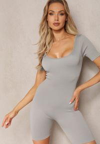 Renee - Szary Kombinezon Bodycon z Krótkimi Rękawami i Nogawkami Tavis. Kolor: szary. Materiał: tkanina, prążkowany. Długość rękawa: krótki rękaw. Długość: krótkie #1