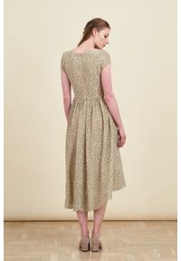 Marie Zélie - Sukienka Antea Vacanza oliwkowa. Kolor: oliwkowy. Materiał: wiskoza, materiał. Długość rękawa: krótki rękaw. Typ sukienki: asymetryczne #4