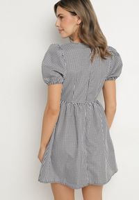Born2be - Czarna Rozkloszowana Sukienka w Kratkę Vichy w Stylu Retro z Wiązaniem Telionea. Okazja: na co dzień. Kolor: czarny. Wzór: kratka. Typ sukienki: rozkloszowane. Styl: retro #7