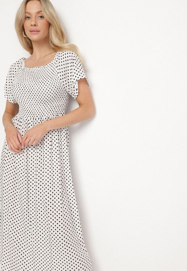 Born2be - Biała Sukienka z Bawełny o Rozkloszowanym Kroju w Kropeczki Lisadrisa. Okazja: na imprezę, na co dzień. Kolor: biały. Materiał: bawełna. Długość rękawa: krótki rękaw. Styl: elegancki, casual, klasyczny
