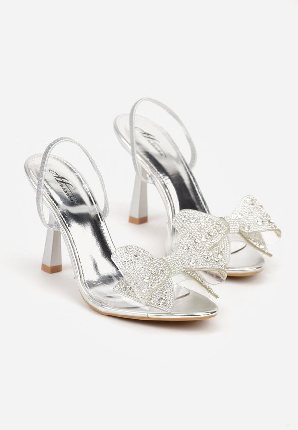 Renee - Srebrne Transparentne Sandały na Klepsydrowej Szpilce z Kokardą i Cyrkoniami Feralia. Okazja: na imprezę. Kolor: srebrny. Materiał: jeans. Sezon: wiosna. Styl: elegancki