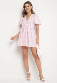 Born2be - Różowa Rozkloszowana Sukienka z Guzikami i Bufiastymi Rękawami Ateluna. Okazja: na co dzień. Kolor: różowy. Typ sukienki: rozkloszowane. Styl: casual, elegancki #4
